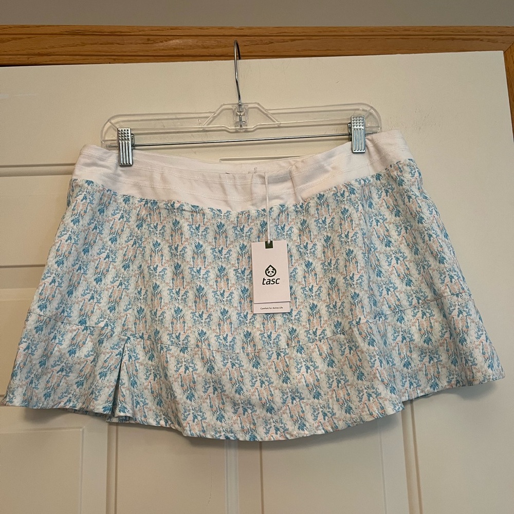 New Tasc white and blue pattern pocket bamboo/ cotton active skort. Size large